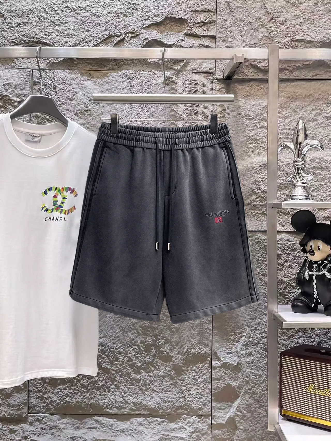 Balenciaga's three-standard complete 2026 summer New Arrival men's casual shorts, advanced custom-made Breathable fabric, Breathable fabric, extremely stretchy and comfortable, impeccable details, top-grade accessories, original logo design concept, delicate and soft feel! The upper body shape is awesome! Size: M-XXXL Please state your height and weight when ordering